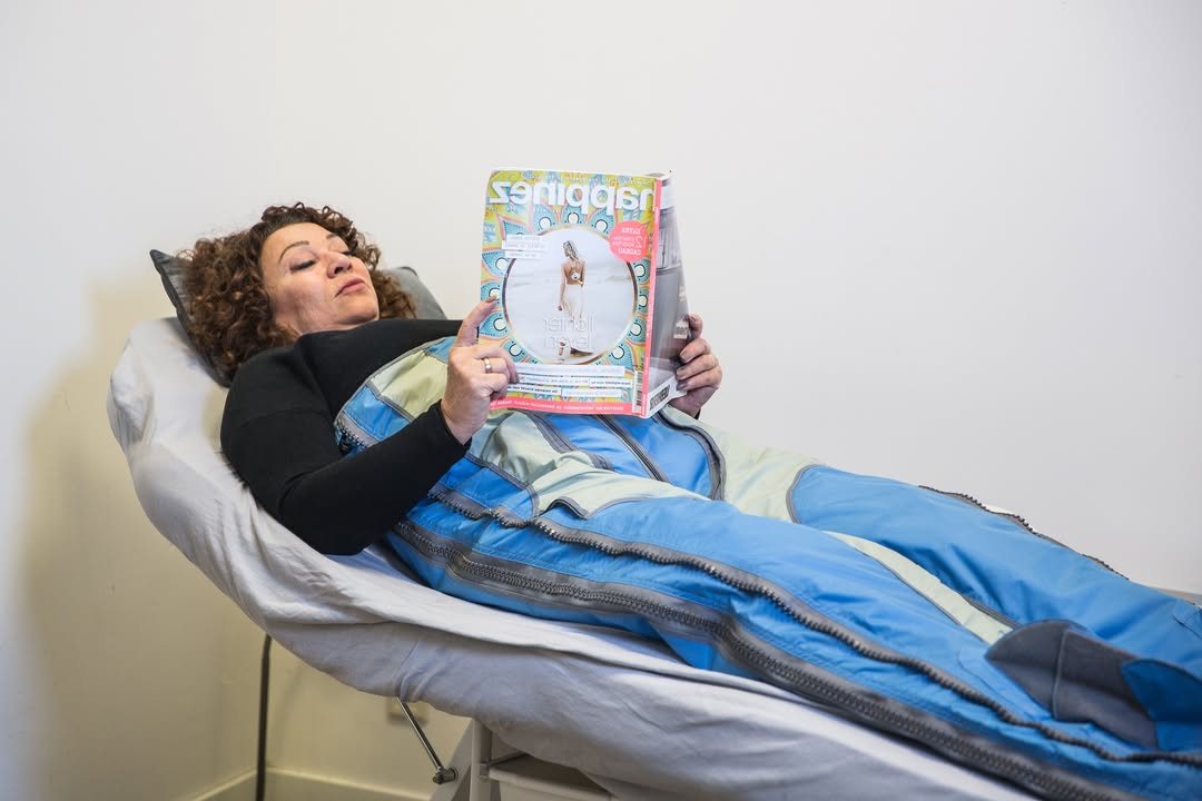 Klant leest een tijdschrift tijdens de behandeling met de Ballancer