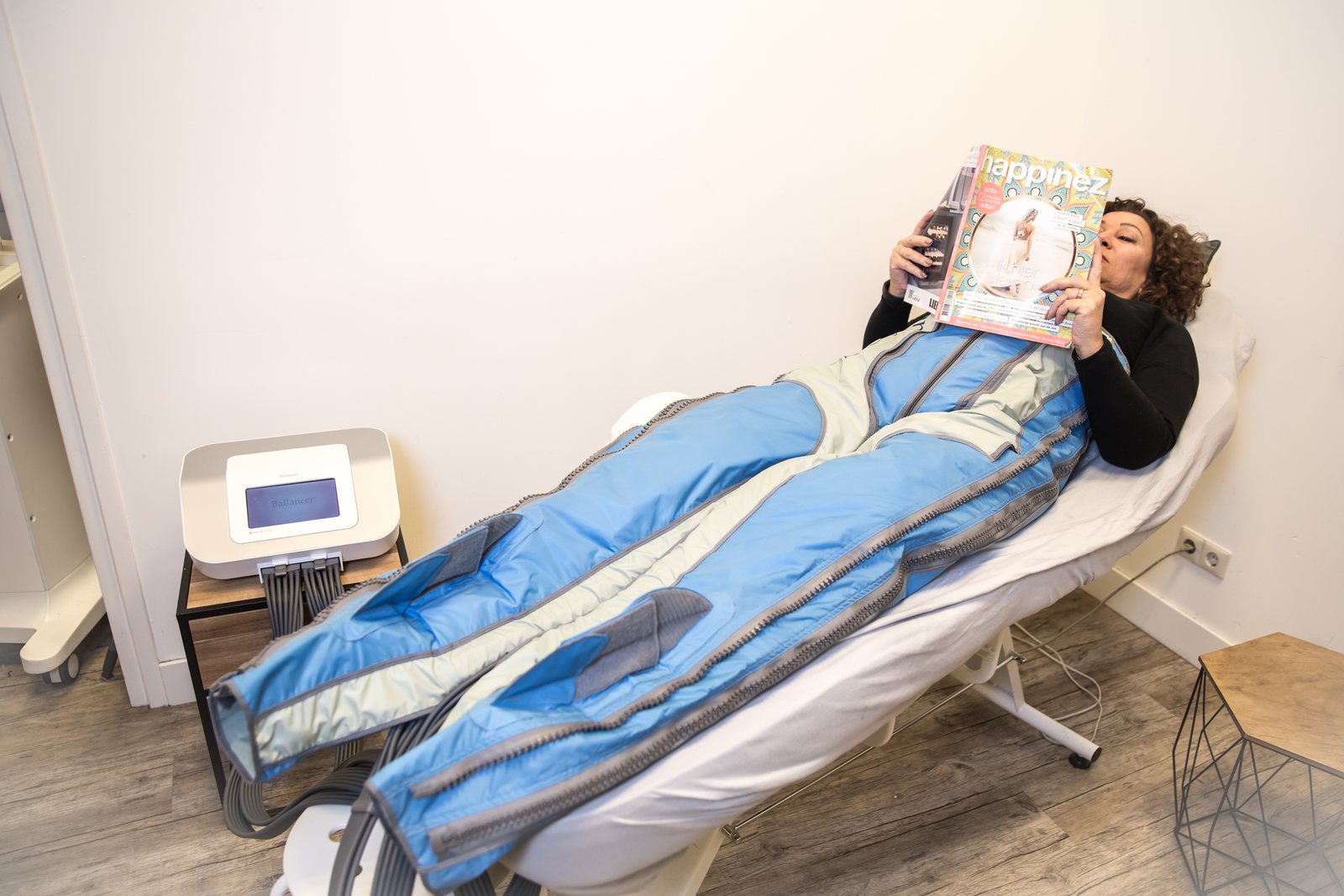 Ontspannen een tijdschrift lezen tijdens een Body Balancer-behandeling