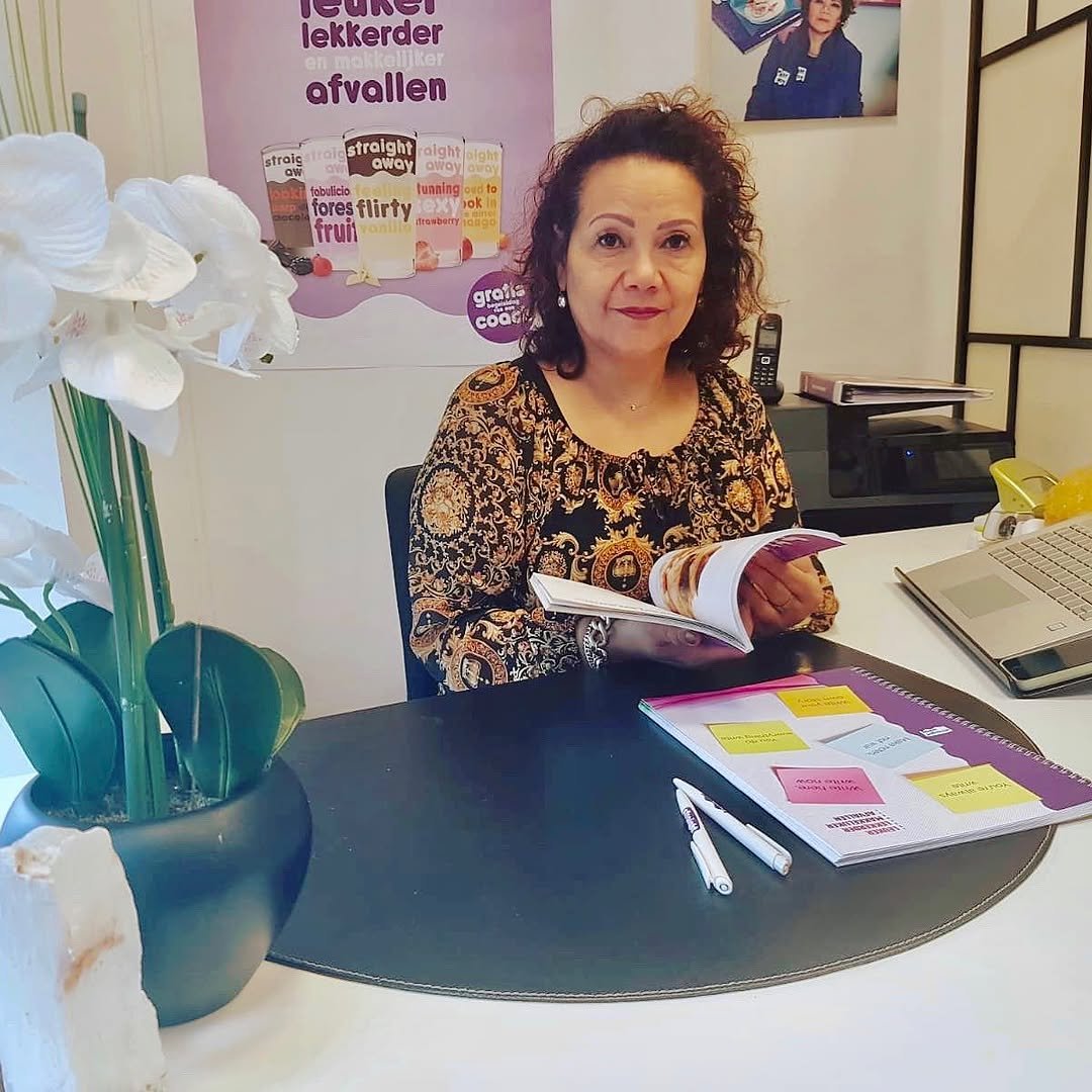 Sandra werkt aan het stappenplan van een klant